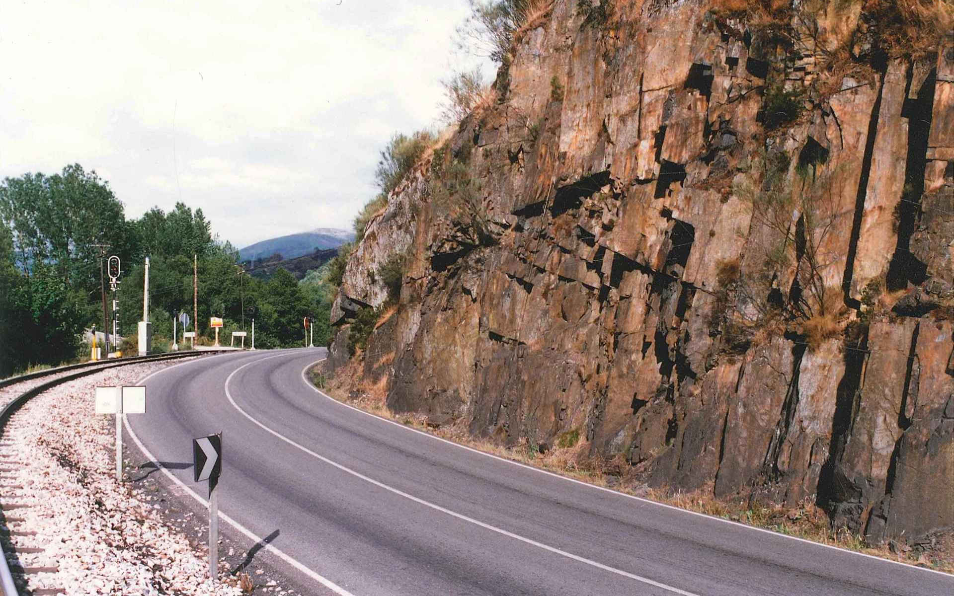 Entrada de la Estación de Páramo f.c. Ponferrada-Villablino y carretera La Espina