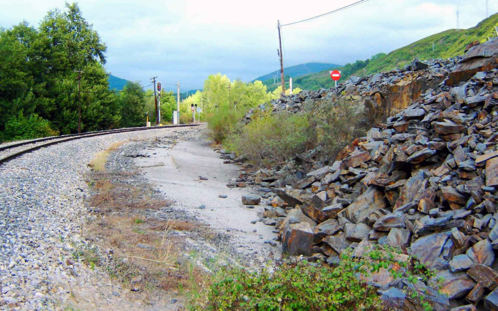 Entrada de la Estación de Páramo f.c. Ponferrada-Villablino y carretera La Espina